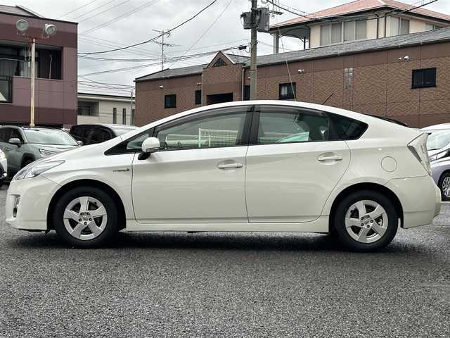 トヨタ プリウス S 福岡県 2010(平22)年 8.2万km ホワイトパールクリスタルシャイン ワンオーナー/純正メモリナビ/　（AM/FM/CD/DVD/ワンセグTV）/バックカメラ/オートライト/ビルトインETC/ドアバイザー/純正フロアマット/電格ウインカーミラー/プッシュスタート/ISOFIX/盗難防止装置/電源ソケット×1/スペアキー×1/保証書/取扱説明書/ナビ取扱説明書