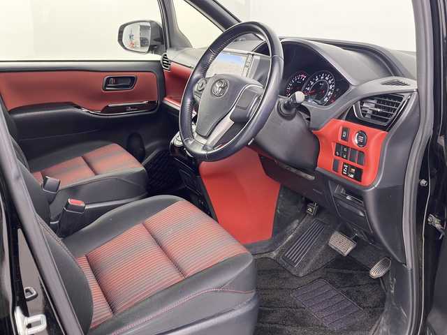 トヨタ ヴォクシー ZS 大分県 2017(平29)年 3.5万km ブラック 後席モニター　/アルパイン11型ナビ/　AM/FM/CD/DVD/BT/HDMI/フルセグTV　/バックカメラ　/前後ドライブレコーダー　/クルーズコントロール　/オートマティックハイビーム　/衝突軽減システム　/レーンキープアシスト　/純正アルミホイール　/ＬＥＤヘッドライト/ドアバイザー/ロールサンシェード