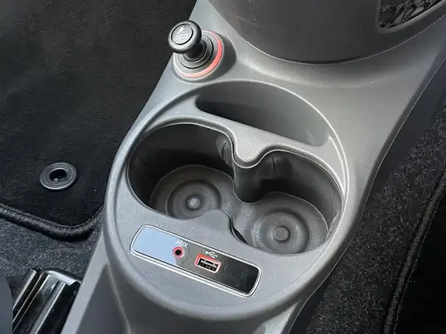 フィアット ５００ スーパーポップ 10thアニバーサリ 三重県 2017(平29)年 3.5万km ボサノバホワイト カロッツェリアナビ　/フルセグＴＶ　/ＥＴＣ　/社外１４インチアルミ　/ドライブレコーダー　/１０ｔｈ専用バッチ　/ＤＶＤ再生　/ＬＥＤデイライト　/ハロゲンヘッドライト　/Ｂｌｕｅｔｏｏｔｈ　/スペアキー　/取扱説明書