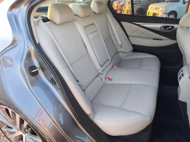 日産 スカイライン GT タイプSP 愛知県 2020(令2)年 1.8万km ダークメタルグレー ワンオーナー/純正8型ナビ/フルセグTV/アラウンドビューモニター/ビルトインETC2.0/ドライブレコーダー/レーダークルーズコントロール/フロント/バックソナー/全方位運転支援システム/・エマージェンシーブレーキ/・車線逸脱防止支援システム/・踏み間違い衝突防止アシスト/・後側方衝突防止支援システム/・後側方車両検知警報/ツインターボ/ステアリング連動LEDヘッドランプ/LEDフロントフォグランプ/革巻きステアリング/パドルシフト/ベージュ革シート/前席パワーシート/シートヒーター/純正19インチアルミホイール/ローダウン/HKS車高調/スマートキー/プッシュエンジンスターター/禁煙車