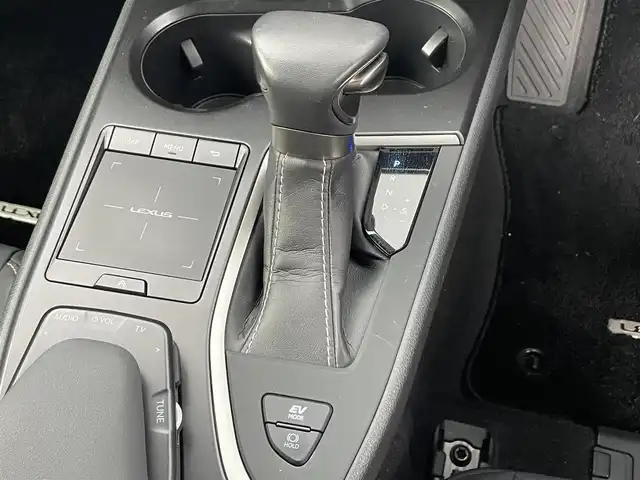 レクサス ＵＸ 250h バージョンC 滋賀県 2019(平31)年 6万km ソニックチタニウム 純正10型ナビ/（BT/CD/DVD/USB/Miracast/フルセグ）/バックカメラ/パワーシート/シートヒーター/ステアリングヒーター/ETC2.0/衝突被害軽減ブレーキ/レーダークルーズコントロール/オートハイビーム/クリアランスソナー/MT付AT/電子パーキング/オートホールド/LEDヘッドライト/電動テレスコチルト