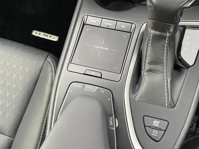 レクサス ＵＸ 250h バージョンC 滋賀県 2019(平31)年 6万km ソニックチタニウム 純正10型ナビ/（BT/CD/DVD/USB/Miracast/フルセグ）/バックカメラ/パワーシート/シートヒーター/ステアリングヒーター/ETC2.0/衝突被害軽減ブレーキ/レーダークルーズコントロール/オートハイビーム/クリアランスソナー/MT付AT/電子パーキング/オートホールド/LEDヘッドライト/電動テレスコチルト