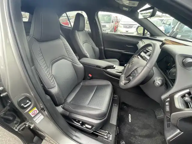 レクサス ＵＸ 250h バージョンC 滋賀県 2019(平31)年 6万km ソニックチタニウム 純正10型ナビ/（BT/CD/DVD/USB/Miracast/フルセグ）/バックカメラ/パワーシート/シートヒーター/ステアリングヒーター/ETC2.0/衝突被害軽減ブレーキ/レーダークルーズコントロール/オートハイビーム/クリアランスソナー/MT付AT/電子パーキング/オートホールド/LEDヘッドライト/電動テレスコチルト