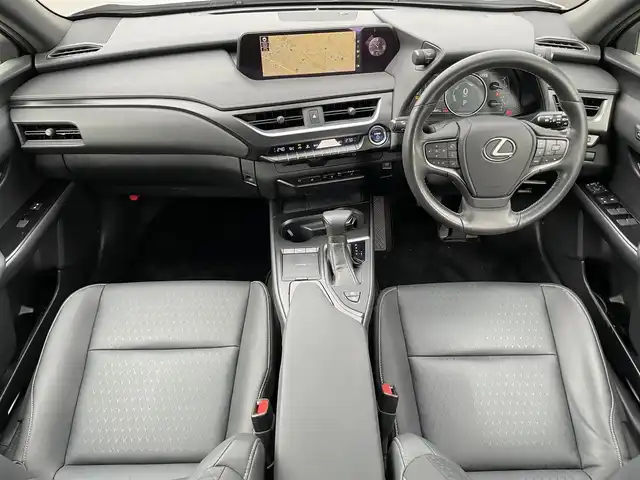 レクサス ＵＸ 250h バージョンC 滋賀県 2019(平31)年 6万km ソニックチタニウム 純正10型ナビ/（BT/CD/DVD/USB/Miracast/フルセグ）/バックカメラ/パワーシート/シートヒーター/ステアリングヒーター/ETC2.0/衝突被害軽減ブレーキ/レーダークルーズコントロール/オートハイビーム/クリアランスソナー/MT付AT/電子パーキング/オートホールド/LEDヘッドライト/電動テレスコチルト