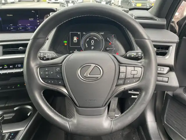 レクサス ＵＸ 250h バージョンC 滋賀県 2019(平31)年 6万km ソニックチタニウム 純正10型ナビ/（BT/CD/DVD/USB/Miracast/フルセグ）/バックカメラ/パワーシート/シートヒーター/ステアリングヒーター/ETC2.0/衝突被害軽減ブレーキ/レーダークルーズコントロール/オートハイビーム/クリアランスソナー/MT付AT/電子パーキング/オートホールド/LEDヘッドライト/電動テレスコチルト