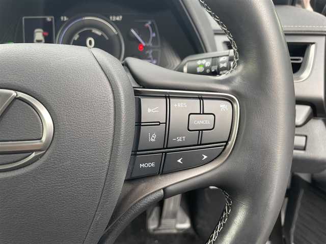 レクサス ＵＸ 250h バージョンC 滋賀県 2019(平31)年 6万km ソニックチタニウム 純正10型ナビ/（BT/CD/DVD/USB/Miracast/フルセグ）/バックカメラ/パワーシート/シートヒーター/ステアリングヒーター/ETC2.0/衝突被害軽減ブレーキ/レーダークルーズコントロール/オートハイビーム/クリアランスソナー/MT付AT/電子パーキング/オートホールド/LEDヘッドライト/電動テレスコチルト