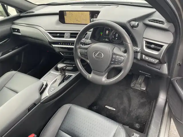 レクサス ＵＸ 250h バージョンC 滋賀県 2019(平31)年 6万km ソニックチタニウム 純正10型ナビ/（BT/CD/DVD/USB/Miracast/フルセグ）/バックカメラ/パワーシート/シートヒーター/ステアリングヒーター/ETC2.0/衝突被害軽減ブレーキ/レーダークルーズコントロール/オートハイビーム/クリアランスソナー/MT付AT/電子パーキング/オートホールド/LEDヘッドライト/電動テレスコチルト