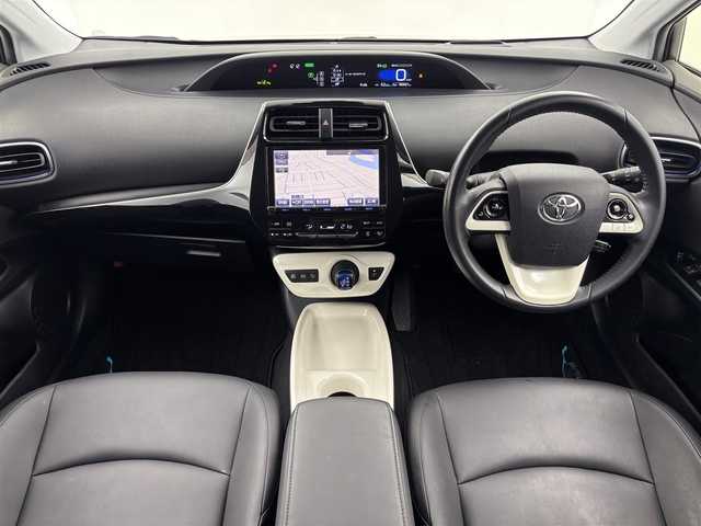 トヨタ プリウス A ツーリングセレクション 福井県 2016(平28)年 4.7万km スティールブロンドM ４WD/純正ナビゲーション/型式：DSZT-YC4T/【AM/FM/CD/DVD/Bluetooth/フルセグTV】/ビルトインETC/トヨタセーフティセンス/・衝突軽減ブレーキ/・クルーズコントロール（追従有）/・車線逸脱警報機能/レザーシート/シートヒーター（運転席/助手席）/オートライト/LEDヘッドライド/フォグライト/プッシュスタート/スマートキー/スペアキー/取扱説明書