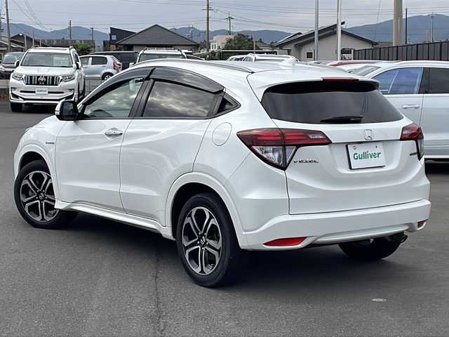 ホンダ ヴェゼル ハイブリッド Z 鹿児島県 2015(平27)年 10.3万km ホワイトオーキッドパール インターナビ/フルセグ/バックカメラ/Bluetooth/ビルトインETC/ステアリングスイッチ/前席シートヒーター/前方ドライブレコーダー/パドルシフト/クルーズコントロール/衝突軽減ブレーキ/トノカバー/スマートキー2本/純正フロアマット/LEDヘッドライト/フロントフォグランプ/オートライト