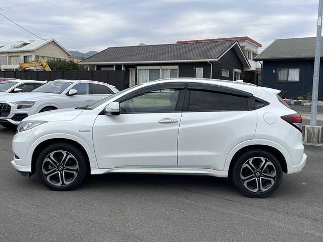 ホンダ ヴェゼル ハイブリッド Z 鹿児島県 2015(平27)年 10.3万km ホワイトオーキッドパール インターナビ/フルセグ/バックカメラ/Bluetooth/ビルトインETC/ステアリングスイッチ/前席シートヒーター/前方ドライブレコーダー/パドルシフト/クルーズコントロール/衝突軽減ブレーキ/トノカバー/スマートキー2本/純正フロアマット/LEDヘッドライト/フロントフォグランプ/オートライト