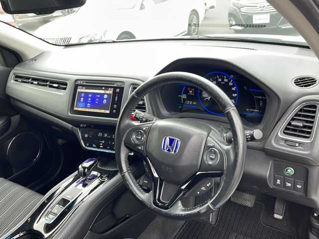 ホンダ ヴェゼル ハイブリッド Z 鹿児島県 2015(平27)年 10.3万km ホワイトオーキッドパール インターナビ/フルセグ/バックカメラ/Bluetooth/ビルトインETC/ステアリングスイッチ/前席シートヒーター/前方ドライブレコーダー/パドルシフト/クルーズコントロール/衝突軽減ブレーキ/トノカバー/スマートキー2本/純正フロアマット/LEDヘッドライト/フロントフォグランプ/オートライト