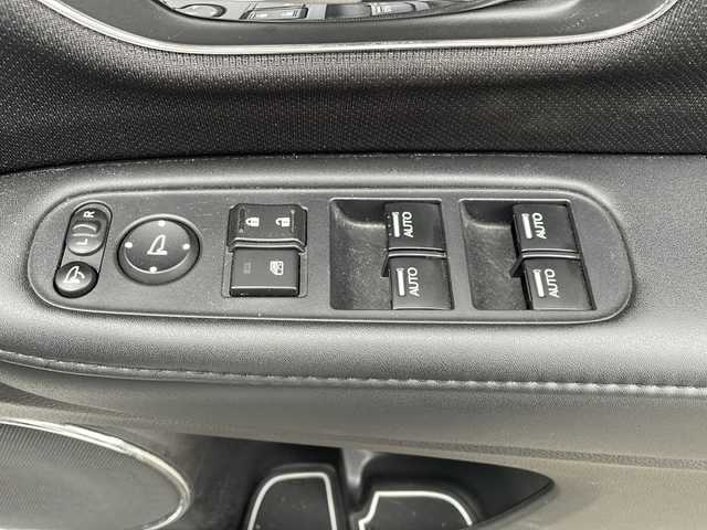 ホンダ ヴェゼル ハイブリッド Z 鹿児島県 2015(平27)年 10.3万km ホワイトオーキッドパール インターナビ/フルセグ/バックカメラ/Bluetooth/ビルトインETC/ステアリングスイッチ/前席シートヒーター/前方ドライブレコーダー/パドルシフト/クルーズコントロール/衝突軽減ブレーキ/トノカバー/スマートキー2本/純正フロアマット/LEDヘッドライト/フロントフォグランプ/オートライト