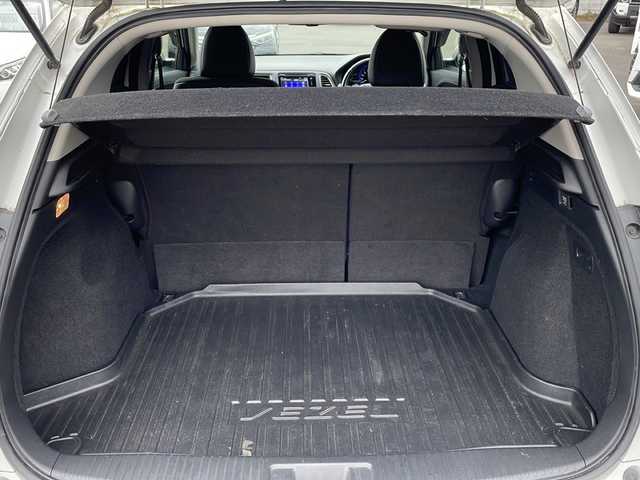 ホンダ ヴェゼル ハイブリッド Z 鹿児島県 2015(平27)年 10.3万km ホワイトオーキッドパール インターナビ/フルセグ/バックカメラ/Bluetooth/ビルトインETC/ステアリングスイッチ/前席シートヒーター/前方ドライブレコーダー/パドルシフト/クルーズコントロール/衝突軽減ブレーキ/トノカバー/スマートキー2本/純正フロアマット/LEDヘッドライト/フロントフォグランプ/オートライト