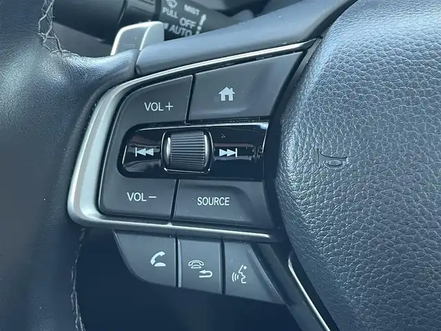 ホンダ アコード EX 佐賀県 2022(令4)年 1.3万km プラチナホワイトパール サンルーフ/ホンダセンシング/レーダークルーズコントロール/ブラインドスポットインフォメーション/コーナーセンサー/純正8型ナビ/・バックカメラ/・フルセグTV/BT/・TVキャンセラー/ワイヤレス充電/純正前後ドラレコ/レザーシート/D席メモリーシート/前席パワーシート/全席シートヒーター/ETC/LEDヘッドライト/オートマチックハイビーム/フォグランプ/ヘッドアップディスプレイ/革巻きステアリング/パドルシフト/電動パーキングスイッチ/ラゲッジマット/スペアキー×１/取扱説明書/保証書