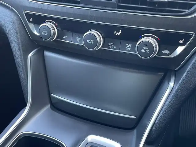 ホンダ アコード EX 佐賀県 2022(令4)年 1.3万km プラチナホワイトパール サンルーフ/ホンダセンシング/レーダークルーズコントロール/ブラインドスポットインフォメーション/コーナーセンサー/純正8型ナビ/・バックカメラ/・フルセグTV/BT/・TVキャンセラー/ワイヤレス充電/純正前後ドラレコ/レザーシート/D席メモリーシート/前席パワーシート/全席シートヒーター/ETC/LEDヘッドライト/オートマチックハイビーム/フォグランプ/ヘッドアップディスプレイ/革巻きステアリング/パドルシフト/電動パーキングスイッチ/ラゲッジマット/スペアキー×１/取扱説明書/保証書