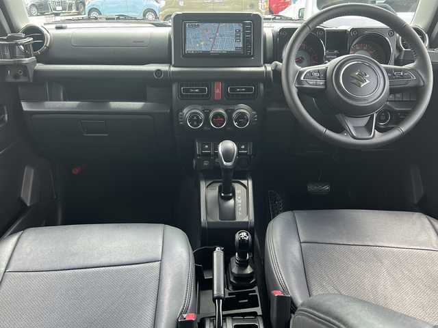 スズキ ジムニー XC 沖縄県 2023(令5)年 1.7万km ジャングルグリーン ワンオーナー/純正オプションナビ　/オーディオ（Ｂｌｕｅｔｏｏｔｈ、ＣＤ、ＤＶＤ、ＳＤ）/ＥＴＣ（ビルトインタイプ）/スマートキー　/ＬＥＤヘッドライト　/フォグライト　/ウィンカーミラー　/スマートキー/プッシュスタート　/レーダークルーズコントロール