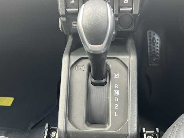 スズキ ジムニー XC 沖縄県 2023(令5)年 1.7万km ジャングルグリーン ワンオーナー/純正オプションナビ　/オーディオ（Ｂｌｕｅｔｏｏｔｈ、ＣＤ、ＤＶＤ、ＳＤ）/ＥＴＣ（ビルトインタイプ）/スマートキー　/ＬＥＤヘッドライト　/フォグライト　/ウィンカーミラー　/スマートキー/プッシュスタート　/レーダークルーズコントロール