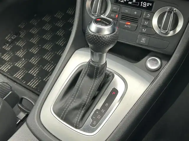 アウディ Ｑ３ Sラインコンペティション 滋賀県 2014(平26)年 8.3万km グレイシアホワイトメタリック ガソリン/4WD(F4)/7速AT/純正ナビ/（FM/AM/CD/DVD/フルセグ/Bluetooth）/ETC/バックカメラ/アイドリングストップ/電子パーキング/コーナーセンサー/パドルシフト/電動格納ミラー/ミラーヒーター/オートエアコン/オートライト/プッシュスタート/パワーウィンドウ/ドアバイザー/ルーフレール/純正マット