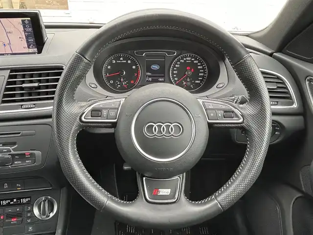 アウディ Ｑ３ Sラインコンペティション 滋賀県 2014(平26)年 8.3万km グレイシアホワイトメタリック ガソリン/4WD(F4)/7速AT/純正ナビ/（FM/AM/CD/DVD/フルセグ/Bluetooth）/ETC/バックカメラ/アイドリングストップ/電子パーキング/コーナーセンサー/パドルシフト/電動格納ミラー/ミラーヒーター/オートエアコン/オートライト/プッシュスタート/パワーウィンドウ/ドアバイザー/ルーフレール/純正マット