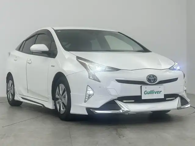 トヨタ プリウス S 大阪府 2018(平30)年 3.2万km スーパーホワイトⅡ ハイブリット車　/トヨタセーフティーセンス　/レーダークルーズコントロール　/クリアランスソナー　/ディーラーOPナビ　/ワンセグTV　/Bluetooth　/AUTOハイビーム　/プッシュスタート　/バックカメラ　/社外フルエアロ　/フォグランプ　