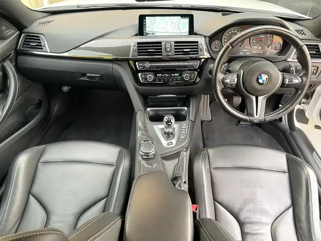 ＢＭＷ Ｍ４ クーペ 福岡県 2017(平29)年 4.5万km ミネラルホワイト アダプティブＭサスペンション　/harman/kardon/黒革シート/前席シートH/ヘッドアップディスプレイ/カーボンインテリア/クルーズコントロール/LEDヘッドライト/オートハイビーム/純正ナビ/フルセグTV/Bluetooth/バックカメラ/ドライブレコーダー/純正19インチアルミホイール/ミラー一体型ETC/取扱説明書/保証書/スペアキー×1