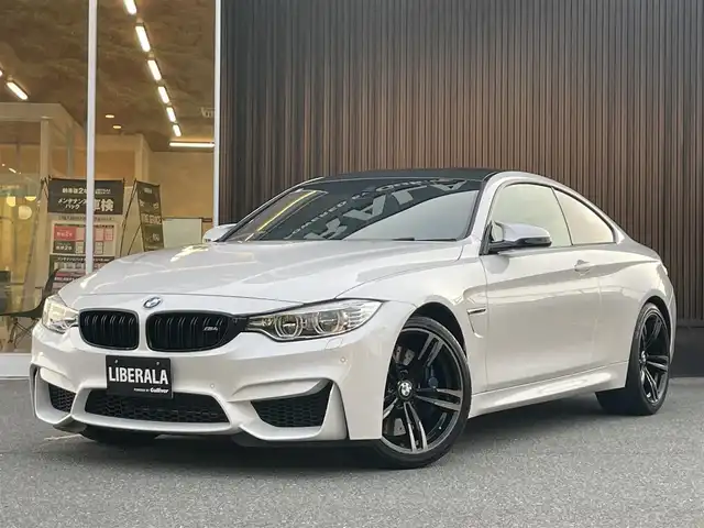 ＢＭＷ Ｍ４ クーペ 福岡県 2017(平29)年 4.5万km ミネラルホワイト アダプティブＭサスペンション　/harman/kardon/黒革シート/前席シートH/ヘッドアップディスプレイ/カーボンインテリア/クルーズコントロール/LEDヘッドライト/オートハイビーム/純正ナビ/フルセグTV/Bluetooth/バックカメラ/ドライブレコーダー/純正19インチアルミホイール/ミラー一体型ETC/取扱説明書/保証書/スペアキー×1