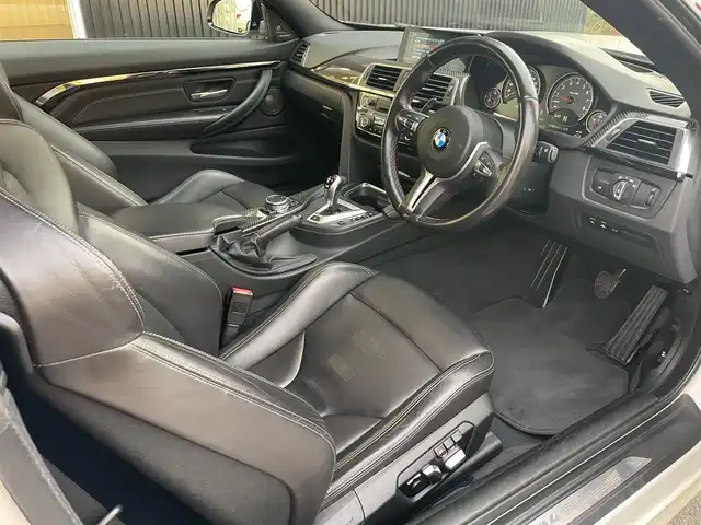 ＢＭＷ Ｍ４ クーペ 福岡県 2017(平29)年 4.5万km ミネラルホワイト アダプティブＭサスペンション　/harman/kardon/黒革シート/前席シートH/ヘッドアップディスプレイ/カーボンインテリア/クルーズコントロール/LEDヘッドライト/オートハイビーム/純正ナビ/フルセグTV/Bluetooth/バックカメラ/ドライブレコーダー/純正19インチアルミホイール/ミラー一体型ETC/取扱説明書/保証書/スペアキー×1