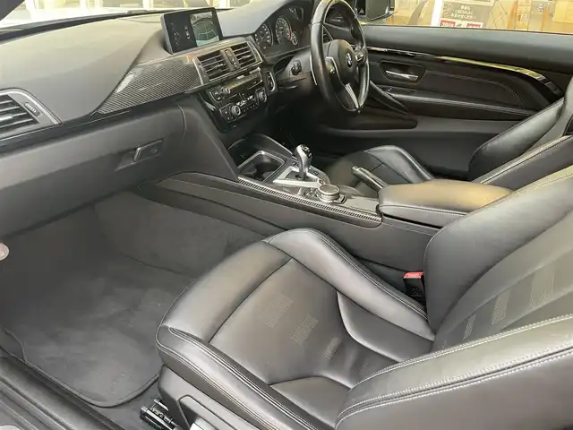 ＢＭＷ Ｍ４ クーペ 福岡県 2017(平29)年 4.5万km ミネラルホワイト アダプティブＭサスペンション　/harman/kardon/黒革シート/前席シートH/ヘッドアップディスプレイ/カーボンインテリア/クルーズコントロール/LEDヘッドライト/オートハイビーム/純正ナビ/フルセグTV/Bluetooth/バックカメラ/ドライブレコーダー/純正19インチアルミホイール/ミラー一体型ETC/取扱説明書/保証書/スペアキー×1