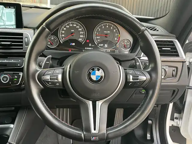 ＢＭＷ Ｍ４ クーペ 福岡県 2017(平29)年 4.5万km ミネラルホワイト アダプティブＭサスペンション　/harman/kardon/黒革シート/前席シートH/ヘッドアップディスプレイ/カーボンインテリア/クルーズコントロール/LEDヘッドライト/オートハイビーム/純正ナビ/フルセグTV/Bluetooth/バックカメラ/ドライブレコーダー/純正19インチアルミホイール/ミラー一体型ETC/取扱説明書/保証書/スペアキー×1