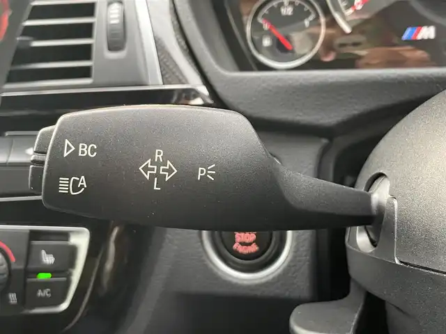ＢＭＷ Ｍ４ クーペ 福岡県 2017(平29)年 4.5万km ミネラルホワイト アダプティブＭサスペンション　/harman/kardon/黒革シート/前席シートH/ヘッドアップディスプレイ/カーボンインテリア/クルーズコントロール/LEDヘッドライト/オートハイビーム/純正ナビ/フルセグTV/Bluetooth/バックカメラ/ドライブレコーダー/純正19インチアルミホイール/ミラー一体型ETC/取扱説明書/保証書/スペアキー×1