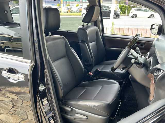 トヨタ エスクァイア Gi 静岡県 2016(平28)年 13.4万km スパークリングブラックパールクリスタルシャイン 社外SDナビ/・CD/・DVD/・フルセグTV/・Bluetooth/・AM/・FM/主要装備/・衝突軽減/・レーンキープ/・クルコン/・バックカメラ/・両側パワスラ/・オートハイビーム/・D+N席シートヒーター/・レザーシート/・ビルトインETC/・前方ドラレコ/・純正フロアマット/・純正アルミホイール/・スマートキー/・プッシュスタート