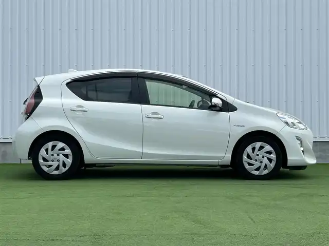 トヨタ アクア G 香川県 2017(平29)年 6.5万km ライムホワイトパールクリスタルシャイン 登録時走行距離；64679km/９インチ純正ナビ/前後ドライブレコーダー/ＥＴＣ/衝突軽減システム/レーンキープアシスト/クルーズコントロール/オートマチックハイビーム/革巻きステアリング/ステアリングスイッチ/純正フロアマット/ドアバイザー/スマートキー/プッシュスタート