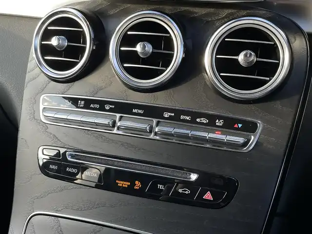 メルセデス・ベンツ ＧＬＣ２２０ d 4マチック ローレウスED 三重県 2019(令1)年 2.3万km ダイヤモンドホワイト サンルーフ　/ブルメスター　/フットトランクオープナー　/純正ナビ　/全方位カメラ　/ETC　/ハーフレザー　/パワーシート　/全席シートヒーター/純正19インチアルミ　/ACC　/レーダーセーフティパッケージ　/キーレスゴー　