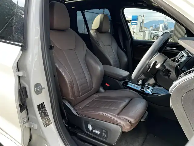 ＢＭＷ Ｘ３ xDrive20d Mスポーツ 滋賀県 2019(令1)年 2.4万km 白 禁煙車/パノラマサンルーフ/純正ナビ/（CD/DVD/Bluetooth/フルセグTV)/全方位カメラ/harman/kardonサウンド/ルームミラー内蔵型ETC/前後ドラレコ/茶本革シート/全席シートヒーター/前席パワーシート/パワーバックドア/ヘッドアップディスプレイ/アクティブクルーズコントロール/パーキングセンサー/インテリジェントセーフティ/LEDヘッドライト/オートライト/オートハイビーム/ダウンヒルアシストコントロール/アイドリングストップ/電動パーキングブレーキ/オートブレーキホールド/パドルシフト/プッシュスタート/スマートキー×２