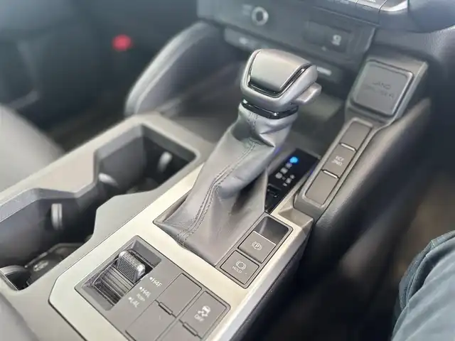 トヨタ ランドクルーザー ２５０ VX 京都府 2024(令6)年 0.6万km ブラック ワンオーナー車/トヨタセーフティセンス/・プリクラッシュセーフティ/・レーンディバーチャーアラート/・オートマチックハイビーム/・プロアクティブドライビングアシスト/・レーダークルーズコントロール/・ロードサインアシスト/純正12.3インチメモリーナビ、地デジ、Bluetooth/USB端子、HDMI端子/パノラミックビューモニター/運転席パワーシート/前席エアーシート/シートヒーター/デジタルインナーミラ/ビルトイン2.0ETC/ハンドルヒーター/LEDヘッドランプ/純正18インチアルミホイール/スペアキー