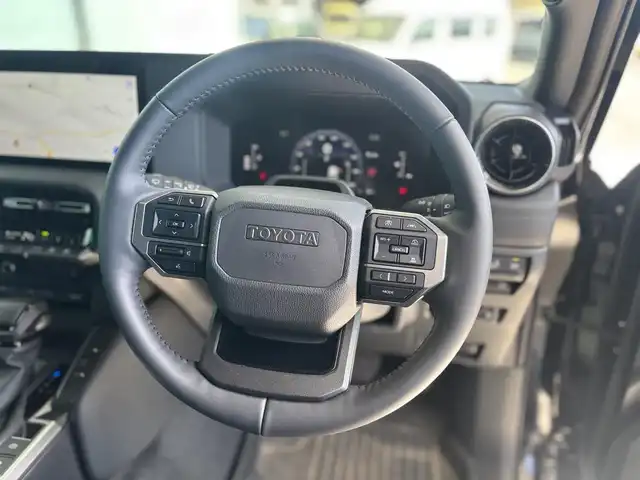 トヨタ ランドクルーザー ２５０ VX 京都府 2024(令6)年 0.6万km ブラック ワンオーナー車/トヨタセーフティセンス/・プリクラッシュセーフティ/・レーンディバーチャーアラート/・オートマチックハイビーム/・プロアクティブドライビングアシスト/・レーダークルーズコントロール/・ロードサインアシスト/純正12.3インチメモリーナビ、地デジ、Bluetooth/USB端子、HDMI端子/パノラミックビューモニター/運転席パワーシート/前席エアーシート/シートヒーター/デジタルインナーミラ/ビルトイン2.0ETC/ハンドルヒーター/LEDヘッドランプ/純正18インチアルミホイール/スペアキー