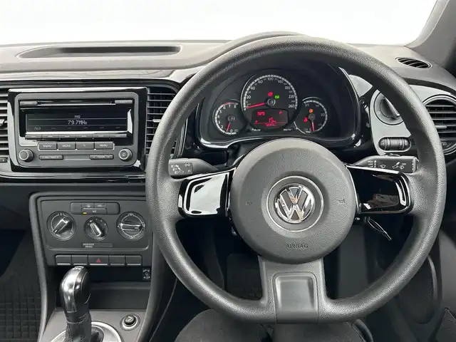 フォルクスワーゲン ザ・ビートル デザイン 愛媛県 2015(平27)年 7.3万km ディープブラックパールエフェクト デジタル液晶カーオーディオ/LEDヘッドライト/ETC/AUX/後部座席ISOFIXシート/ウィンカーミラー/純正フロアマット/社外16AW/ABS/CDチェンジャー/リモコンキー/パワーステアリング/パワーウィンドウ