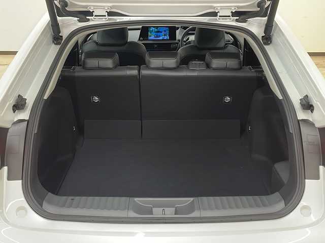 トヨタ プリウス Z 道央・札幌 2024(令6)年 0.6万km プラチナホワイトパールマイカ /4WD//寒冷地仕様//ワンオーナー//純正12.3インチディスプレイオーディオ/  (フルセグTV/Bluetooth/ラジオ)//パノラミックビューモニター//パノラマルーフ//トヨタセーフティセンス//プリクラッシュセーフティ//緊急時操舵支援//レーントレーシングアシスト//レーダークルーズコントロール//アダプティブハイビームシステム//オートマチックハイビーム//ロードサインアシスト//ドライバー異常時対応システム//プロアクティブドライビングアシスト//発進遅れ告知機能//ブレインドスポットモニター//前後ドライブレコーダー//黒革シート//パワーシート(運転席メモリー機能付き)//シートヒーター/エアシート//AC100V(1500W)//LEDヘッドライト//パワーバックドア//ビルトインETC//ステアリングリモコン//革巻きステアリング//パーキングアシスト//ハンドルヒーター//USBソケット//純正ドアバイザー//純正フロアマット//ビルトインETC(2.0)//ウィンカーミラー//スマートキー//エンジンプッシュスタート//スペアキー//純正エンジンスターター//取扱説明書//保証書//純正19インチアルミホイール