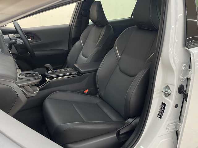 トヨタ プリウス Z 道央・札幌 2024(令6)年 0.6万km プラチナホワイトパールマイカ /4WD//寒冷地仕様//ワンオーナー//純正12.3インチディスプレイオーディオ/  (フルセグTV/Bluetooth/ラジオ)//パノラミックビューモニター//パノラマルーフ//トヨタセーフティセンス//プリクラッシュセーフティ//緊急時操舵支援//レーントレーシングアシスト//レーダークルーズコントロール//アダプティブハイビームシステム//オートマチックハイビーム//ロードサインアシスト//ドライバー異常時対応システム//プロアクティブドライビングアシスト//発進遅れ告知機能//ブレインドスポットモニター//前後ドライブレコーダー//黒革シート//パワーシート(運転席メモリー機能付き)//シートヒーター/エアシート//AC100V(1500W)//LEDヘッドライト//パワーバックドア//ビルトインETC//ステアリングリモコン//革巻きステアリング//パーキングアシスト//ハンドルヒーター//USBソケット//純正ドアバイザー//純正フロアマット//ビルトインETC(2.0)//ウィンカーミラー//スマートキー//エンジンプッシュスタート//スペアキー//純正エンジンスターター//取扱説明書//保証書//純正19インチアルミホイール