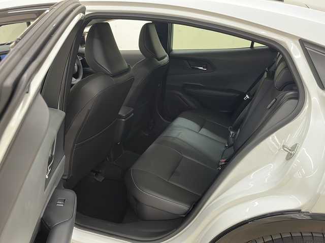 トヨタ プリウス Z 道央・札幌 2024(令6)年 0.6万km プラチナホワイトパールマイカ /4WD//寒冷地仕様//ワンオーナー//純正12.3インチディスプレイオーディオ/  (フルセグTV/Bluetooth/ラジオ)//パノラミックビューモニター//パノラマルーフ//トヨタセーフティセンス//プリクラッシュセーフティ//緊急時操舵支援//レーントレーシングアシスト//レーダークルーズコントロール//アダプティブハイビームシステム//オートマチックハイビーム//ロードサインアシスト//ドライバー異常時対応システム//プロアクティブドライビングアシスト//発進遅れ告知機能//ブレインドスポットモニター//前後ドライブレコーダー//黒革シート//パワーシート(運転席メモリー機能付き)//シートヒーター/エアシート//AC100V(1500W)//LEDヘッドライト//パワーバックドア//ビルトインETC//ステアリングリモコン//革巻きステアリング//パーキングアシスト//ハンドルヒーター//USBソケット//純正ドアバイザー//純正フロアマット//ビルトインETC(2.0)//ウィンカーミラー//スマートキー//エンジンプッシュスタート//スペアキー//純正エンジンスターター//取扱説明書//保証書//純正19インチアルミホイール