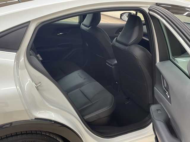 トヨタ プリウス Z 道央・札幌 2024(令6)年 0.6万km プラチナホワイトパールマイカ /4WD//寒冷地仕様//ワンオーナー//純正12.3インチディスプレイオーディオ/  (フルセグTV/Bluetooth/ラジオ)//パノラミックビューモニター//パノラマルーフ//トヨタセーフティセンス//プリクラッシュセーフティ//緊急時操舵支援//レーントレーシングアシスト//レーダークルーズコントロール//アダプティブハイビームシステム//オートマチックハイビーム//ロードサインアシスト//ドライバー異常時対応システム//プロアクティブドライビングアシスト//発進遅れ告知機能//ブレインドスポットモニター//前後ドライブレコーダー//黒革シート//パワーシート(運転席メモリー機能付き)//シートヒーター/エアシート//AC100V(1500W)//LEDヘッドライト//パワーバックドア//ビルトインETC//ステアリングリモコン//革巻きステアリング//パーキングアシスト//ハンドルヒーター//USBソケット//純正ドアバイザー//純正フロアマット//ビルトインETC(2.0)//ウィンカーミラー//スマートキー//エンジンプッシュスタート//スペアキー//純正エンジンスターター//取扱説明書//保証書//純正19インチアルミホイール