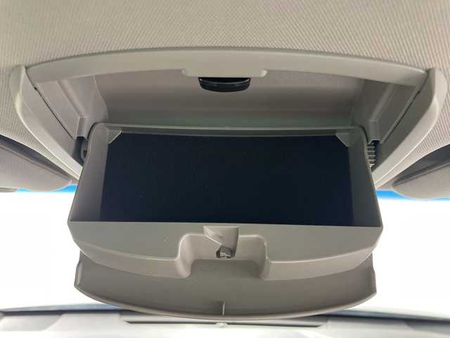 トヨタ カムリ WS 福岡県 2018(平30)年 7.9万km プラチナホワイトパールマイカ ・純正ＳＤナビ　/（ＡＭ　ＦＭ　ＣＤ　ＤＶＤ　ＳＤ　ＢＴ）　/・バックカメラ　/・クルコン　/・ＥＴＣ　/・横滑り防止　/・前後コーナーセンサー　/・レーンキープアシスト　/・衝突軽減　/・先行車発進告知機能　/・電動パーキングブレーキ/・ブレーキホールド/・パワーシート/・ハーフレザー/・純正18インチアルミ/・社外フロアマット/・パドルシフト