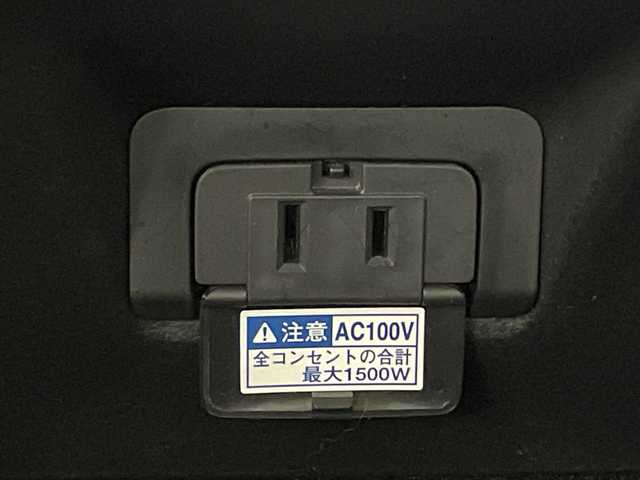 トヨタ カムリ WS 福岡県 2018(平30)年 7.9万km プラチナホワイトパールマイカ ・純正ＳＤナビ　/（ＡＭ　ＦＭ　ＣＤ　ＤＶＤ　ＳＤ　ＢＴ）　/・バックカメラ　/・クルコン　/・ＥＴＣ　/・横滑り防止　/・前後コーナーセンサー　/・レーンキープアシスト　/・衝突軽減　/・先行車発進告知機能　/・電動パーキングブレーキ/・ブレーキホールド/・パワーシート/・ハーフレザー/・純正18インチアルミ/・社外フロアマット/・パドルシフト