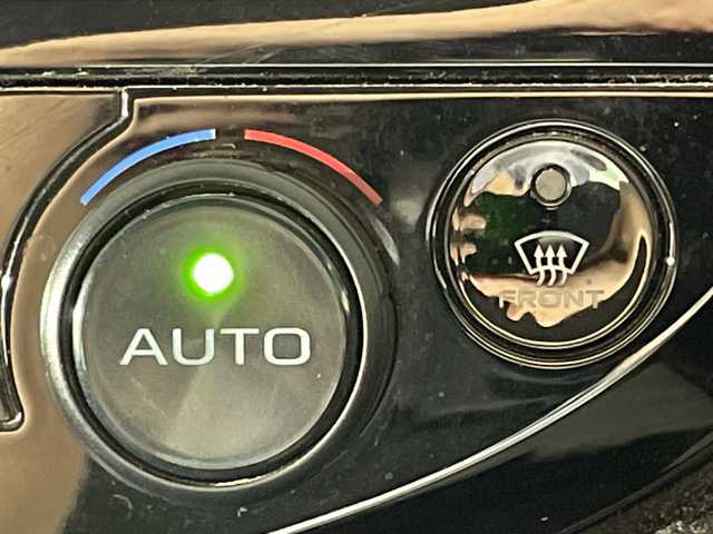 トヨタ カムリ WS 福岡県 2018(平30)年 7.9万km プラチナホワイトパールマイカ ・純正ＳＤナビ　/（ＡＭ　ＦＭ　ＣＤ　ＤＶＤ　ＳＤ　ＢＴ）　/・バックカメラ　/・クルコン　/・ＥＴＣ　/・横滑り防止　/・前後コーナーセンサー　/・レーンキープアシスト　/・衝突軽減　/・先行車発進告知機能　/・電動パーキングブレーキ/・ブレーキホールド/・パワーシート/・ハーフレザー/・純正18インチアルミ/・社外フロアマット/・パドルシフト