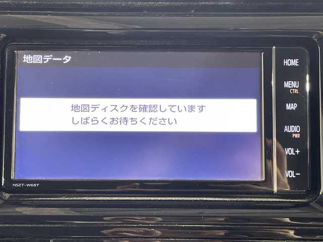 トヨタ カムリ WS 福岡県 2018(平30)年 7.9万km プラチナホワイトパールマイカ ・純正ＳＤナビ　/（ＡＭ　ＦＭ　ＣＤ　ＤＶＤ　ＳＤ　ＢＴ）　/・バックカメラ　/・クルコン　/・ＥＴＣ　/・横滑り防止　/・前後コーナーセンサー　/・レーンキープアシスト　/・衝突軽減　/・先行車発進告知機能　/・電動パーキングブレーキ/・ブレーキホールド/・パワーシート/・ハーフレザー/・純正18インチアルミ/・社外フロアマット/・パドルシフト