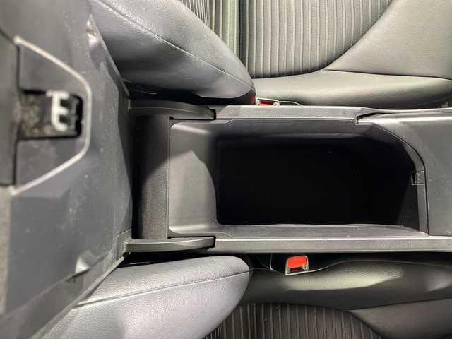 トヨタ カムリ WS 福岡県 2018(平30)年 7.9万km プラチナホワイトパールマイカ ・純正ＳＤナビ　/（ＡＭ　ＦＭ　ＣＤ　ＤＶＤ　ＳＤ　ＢＴ）　/・バックカメラ　/・クルコン　/・ＥＴＣ　/・横滑り防止　/・前後コーナーセンサー　/・レーンキープアシスト　/・衝突軽減　/・先行車発進告知機能　/・電動パーキングブレーキ/・ブレーキホールド/・パワーシート/・ハーフレザー/・純正18インチアルミ/・社外フロアマット/・パドルシフト
