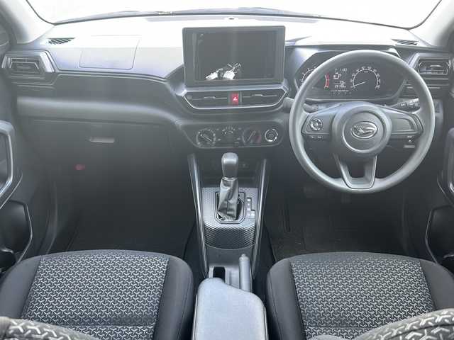 ダイハツ ロッキー L 長野県 2025(令7)年 2.9万km コンパーノレッド 禁煙車/４WD/スマートアシスト/・衝突回避支援ブレーキ/・衝突警報機能/・ブレーキ制御付誤発進抑制機能/・車線逸脱抑制制御機能/・車線逸脱警報機能/・先行車発進お知らせ機能/・進入禁止標識認識機能/・レーンキープコントロール/・コーナーセンサー/シートヒーター/ステアリングスイッチ/LEDヘッドライト/オートライト/スマートキー/Pスタート/電動格納ミラー/純正ラバーマット