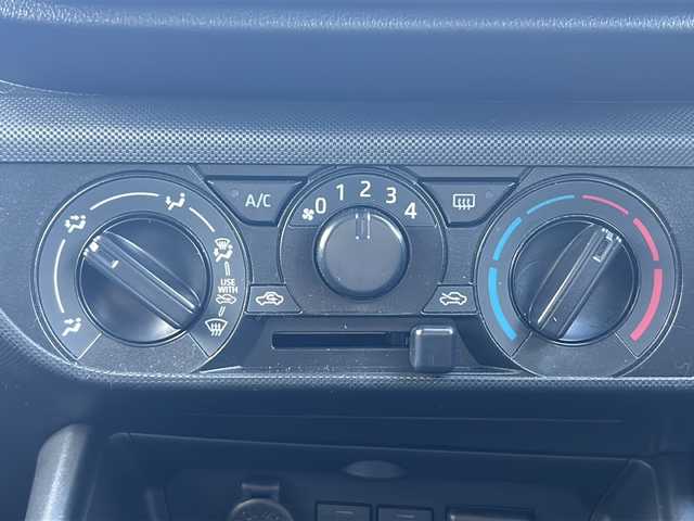 ダイハツ ロッキー L 長野県 2025(令7)年 2.9万km コンパーノレッド 禁煙車/４WD/スマートアシスト/・衝突回避支援ブレーキ/・衝突警報機能/・ブレーキ制御付誤発進抑制機能/・車線逸脱抑制制御機能/・車線逸脱警報機能/・先行車発進お知らせ機能/・進入禁止標識認識機能/・レーンキープコントロール/・コーナーセンサー/シートヒーター/ステアリングスイッチ/LEDヘッドライト/オートライト/スマートキー/Pスタート/電動格納ミラー/純正ラバーマット