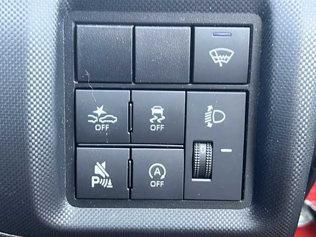 ダイハツ ロッキー L 長野県 2025(令7)年 2.9万km コンパーノレッド 禁煙車/４WD/スマートアシスト/・衝突回避支援ブレーキ/・衝突警報機能/・ブレーキ制御付誤発進抑制機能/・車線逸脱抑制制御機能/・車線逸脱警報機能/・先行車発進お知らせ機能/・進入禁止標識認識機能/・レーンキープコントロール/・コーナーセンサー/シートヒーター/ステアリングスイッチ/LEDヘッドライト/オートライト/スマートキー/Pスタート/電動格納ミラー/純正ラバーマット