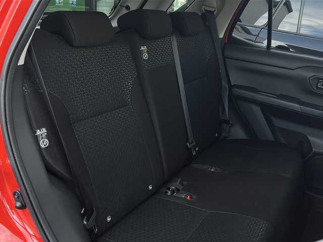 ダイハツ ロッキー L 長野県 2025(令7)年 2.9万km コンパーノレッド 禁煙車/４WD/スマートアシスト/・衝突回避支援ブレーキ/・衝突警報機能/・ブレーキ制御付誤発進抑制機能/・車線逸脱抑制制御機能/・車線逸脱警報機能/・先行車発進お知らせ機能/・進入禁止標識認識機能/・レーンキープコントロール/・コーナーセンサー/シートヒーター/ステアリングスイッチ/LEDヘッドライト/オートライト/スマートキー/Pスタート/電動格納ミラー/純正ラバーマット